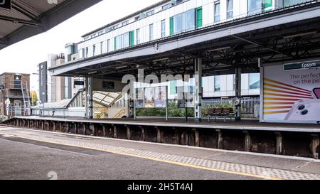 Epsom Surrey England, 7 2021. November, leerer Hauptbahnhofvon Epsom Surrey mit Keine Menschen Stockfoto