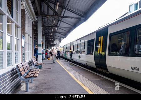 Epsom Surrey England, Großbritannien, November 7 2021, Passagiere an Bord Eines Südbahnzuges am Bahnhof Epsom Stockfoto