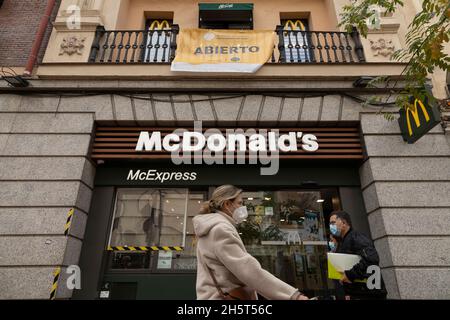 Madrid, Spanien - 25. Nov 2020: Mehrere Leute gehen vor das Fast-Food-Restaurant McDonald's, das sich in der Goya-Straße befindet Stockfoto