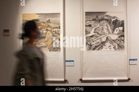 Sydney, Australien. November 2021. Eine Frau besucht die Ausstellung „Taste Life“ mit Werken von Künstlern und kulturellen kreativen Produkten des Jiangsu Art Museum im China Cultural Centre in Sydney, Australien, 11. November 2021. Quelle: Hu Jingchen/Xinhua/Alamy Live News Stockfoto