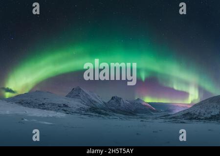 Nordlichter, bekannt als aurora borealis, über der arktischen Landschaft in Norwegen. Hochwertiges Panorama Stockfoto