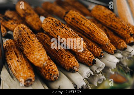 Gegrillter Mais in leuchtendem Orange. Ein schneller gesunder Snack im Freien Stockfoto