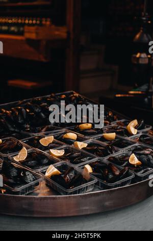 Gefüllte Muscheln im türkischen Stil Midye dolma mit Zitrone. Türkische traditionelle Vorspeise Street Food. Mittelmeer, Reis und Kräuter Stockfoto