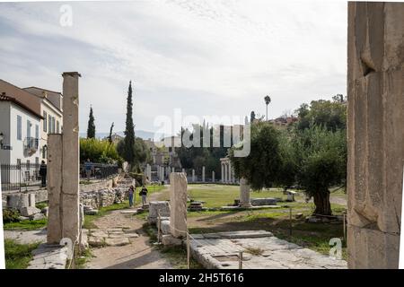 Athen, Griechenland. November 2021. Ein Vie der römischen Agora, erbaut von den Römern zwischen 19 und 11 v. Chr. mit Säulen und achteckigem Turm Stockfoto