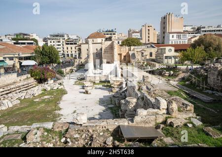 Athen, Griechenland. November 2021. Ein Vie der römischen Agora, erbaut von den Römern zwischen 19 und 11 v. Chr. mit Säulen und achteckigem Turm Stockfoto