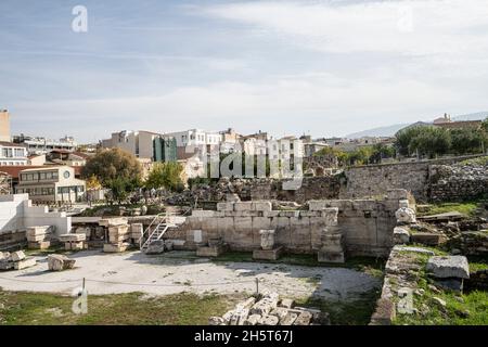 Athen, Griechenland. November 2021. Ein Vie der römischen Agora, erbaut von den Römern zwischen 19 und 11 v. Chr. mit Säulen und achteckigem Turm Stockfoto