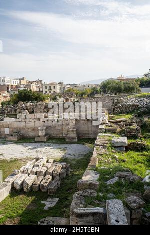 Athen, Griechenland. November 2021. Ein Vie der römischen Agora, erbaut von den Römern zwischen 19 und 11 v. Chr. mit Säulen und achteckigem Turm Stockfoto