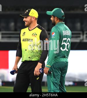 Dubaii, VAE, 11, Nov 2021: ICC T20 2. Halbfinale: Pakistan gegen Australien: Die Kapitäne von Ausstralia und Pakistan Aron Finch und Babar AzamAustralien gewann den Wurf und entschied sich für das 2. Halbfinale im Dubai-Stadion am Donnerstag. Bildnachweis: Seshadri SUKUMAR Kredit: Seshadri SUKUMAR/Alamy Live Nachrichten Kredit: Seshadri SUKUMAR/Alamy Live Nachrichten Kredit: Seshadri SUKUMAR/Alamy Live Nachrichten Stockfoto