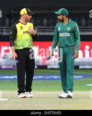 Dubaii, VAE, 11, Nov 2021: ICC T20 2. Halbfinale: Pakistan gegen Australien: Die Kapitäne von Ausstralia und Pakistan Aron Finch und Babar AzamAustralien gewann den Wurf und entschied sich für das 2. Halbfinale im Dubai-Stadion am Donnerstag. Bildnachweis: Seshadri SUKUMAR Kredit: Seshadri SUKUMAR/Alamy Live Nachrichten Kredit: Seshadri SUKUMAR/Alamy Live Nachrichten Kredit: Seshadri SUKUMAR/Alamy Live Nachrichten Stockfoto