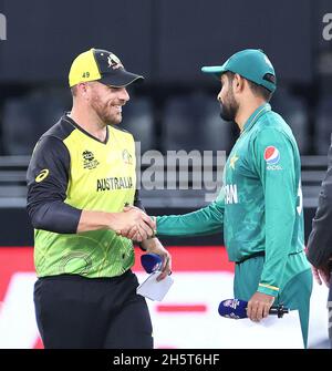 Dubaii, VAE, 11, Nov 2021: ICC T20 2. Halbfinale: Pakistan gegen Australien: Die Kapitäne von Ausstralia und Pakistan Aron Finch und Babar AzamAustralien gewann den Wurf und entschied sich für das 2. Halbfinale im Dubai-Stadion am Donnerstag. Bildnachweis: Seshadri SUKUMAR Kredit: Seshadri SUKUMAR/Alamy Live Nachrichten Kredit: Seshadri SUKUMAR/Alamy Live Nachrichten Kredit: Seshadri SUKUMAR/Alamy Live Nachrichten Stockfoto