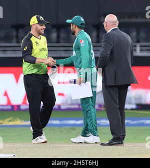 Dubaii, VAE, 11, Nov 2021: ICC T20 2. Halbfinale: Pakistan gegen Australien: Die Kapitäne von Ausstralia und Pakistan Aron Finch und Babar AzamAustralien gewann den Wurf und entschied sich für das 2. Halbfinale im Dubai-Stadion am Donnerstag. Bildnachweis: Seshadri SUKUMAR Kredit: Seshadri SUKUMAR/Alamy Live Nachrichten Kredit: Seshadri SUKUMAR/Alamy Live Nachrichten Kredit: Seshadri SUKUMAR/Alamy Live Nachrichten Stockfoto