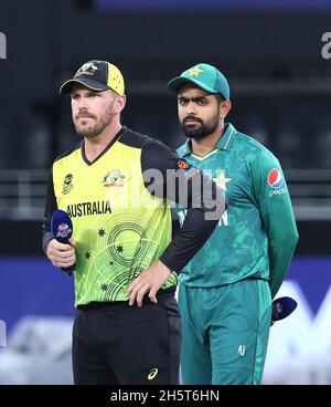 Dubaii, VAE, 11, Nov 2021: ICC T20 2. Halbfinale: Pakistan gegen Australien: Die Kapitäne von Ausstralia und Pakistan Aron Finch und Babar AzamAustralien gewann den Wurf und entschied sich für das 2. Halbfinale im Dubai-Stadion am Donnerstag. Bildnachweis: Seshadri SUKUMAR Kredit: Seshadri SUKUMAR/Alamy Live Nachrichten Kredit: Seshadri SUKUMAR/Alamy Live Nachrichten Kredit: Seshadri SUKUMAR/Alamy Live Nachrichten Stockfoto