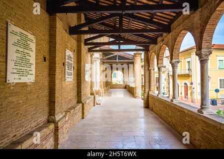 Die Pfarrkirche von San Michele Arcangelo in der Altstadt von Citta Sant Angelo Stockfoto