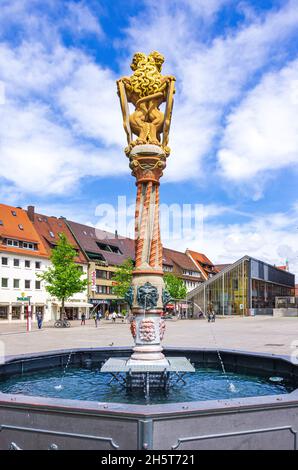 Ulm, Baden-Württemberg, Deutschland: Steinskulptur zweier Wappentiere, die als Löwen dargestellt sind. Stockfoto