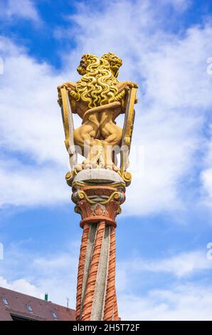 Ulm, Baden-Württemberg, Deutschland: Steinskulptur zweier Wappentiere, die als Löwen dargestellt sind. Stockfoto