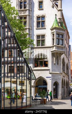 Ulm, Baden-Württemberg, Deutschland: Straßenszene und ehemaliges Bankgebäude der Württembergischen Landesbank. Stockfoto