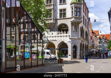 Ulm, Baden-Württemberg, Deutschland: Straßenszene und ehemaliges Bankgebäude der Württembergischen Landesbank. Stockfoto