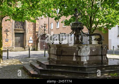 Ulm, Baden-Württemberg, Deutschland: Direkt am Münster auf der Ostseite des südlichen Münster-Platzes - der Delfinbrunnen. Stockfoto