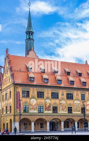 Ulm, Baden-Württemberg, Deutschland: Das alte, historische, mittelalterliche Rathaus mit seiner Fassade, die überall mit Fresken geschmückt ist. Stockfoto