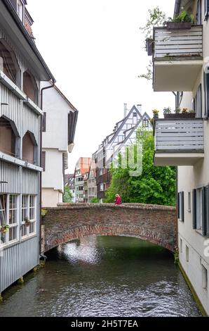 Ulm, Baden-Württemberg, Deutschland: Unterwegs im Fischer- und Gerberviertel - Eindrücke von der Brücke über den Fluss Blau. Stockfoto