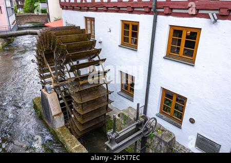 Ulm, Baden-Württemberg, Deutschland: Unterwegs im Fischer- und Gerberviertel - die Lochmühle an der Blauen in der Gerbergasse. Stockfoto