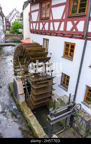 Ulm, Baden-Württemberg, Deutschland: Unterwegs im Fischer- und Gerberviertel - die Lochmühle an der Blauen in der Gerbergasse. Stockfoto