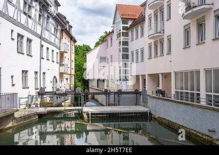 Unterwegs im Fischerviertel Ulm, Baden-Württemberg, Deutschland: Damm und Wehr in der Blau nahe der Mündung in die Donau. Stockfoto