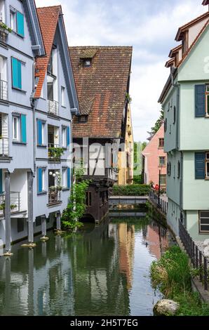 Unterwegs im Fischerviertel Ulm, Baden-Württemberg, Deutschland: Eindrücke von der Häuslesbrücke über die Blau. Stockfoto