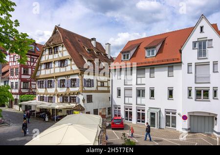 Unterwegs im Fischerviertel Ulm, Baden-Württemberg, Deutschland: Das Gildenhaus der Schiffsleute in der Fischergasse, heute ein beliebtes Gasthaus. Stockfoto