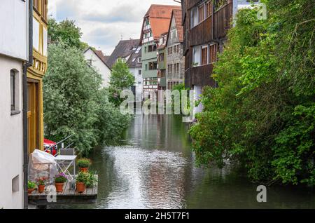 Unterwegs im Fischerviertel Ulm, Baden-Württemberg, Deutschland: Eindrücke von der Weinhofbergbrücke über die Blau. Stockfoto