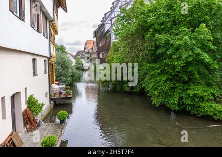 Unterwegs im Fischerviertel Ulm, Baden-Württemberg, Deutschland: Eindrücke von der Weinhofbergbrücke über die Blau. Stockfoto