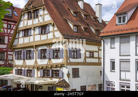 Unterwegs im Fischerviertel Ulm, Baden-Württemberg, Deutschland: Das Gildenhaus der Schiffsleute in der Fischergasse, heute ein beliebtes Gasthaus. Stockfoto