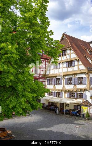 Unterwegs im Fischerviertel Ulm, Baden-Württemberg, Deutschland: Das Gildenhaus der Schiffsleute in der Fischergasse, heute ein beliebtes Gasthaus. Stockfoto