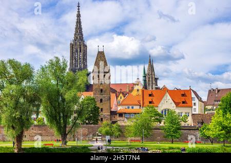 Ulm, Baden-Württemberg, Deutschland: Die historischen Häuser des Fischerviertels, die alte Stadtmauer, der Schiefe Turm und das Münster. Stockfoto