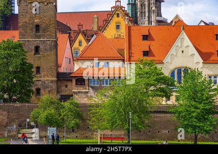 Ulm, Baden-Württemberg, Deutschland: Donauufer mit der historischen Stadtmauer, dem Wintergarten, dem Schiefen Turm, dem Rathaus und dem Münster. Stockfoto