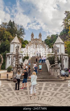 BRAGA, PORTUGAL - 16. OKTOBER 2017: Barocke Treppe zum Heiligtum Bom Jesus do Monte in der Nähe von Braga, Portugal Stockfoto