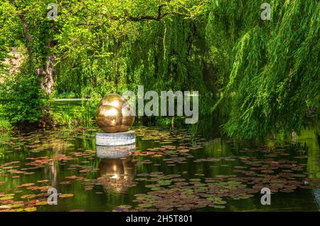 Kunstobjekt im Wasser, Glacis Park in Neu-Ulm, Bayern, Deutschland. Stockfoto