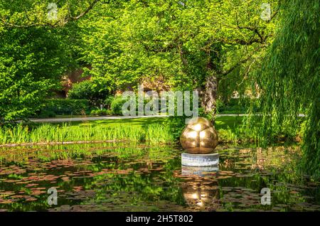 Kunstobjekt im Wasser, Glacis Park in Neu-Ulm, Bayern, Deutschland. Stockfoto