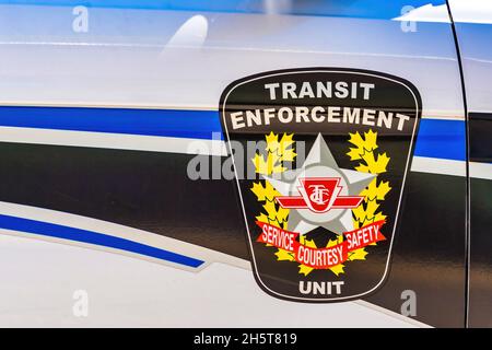 TTC Transit Enforcement Unit Schild an der Tür eines Streifenwagens gesehen in Toronto, Kanada.Nov 10, 2021 Stockfoto