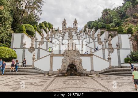 BRAGA, PORTUGAL - 16. OKTOBER 2017: Barocke Treppe zum Heiligtum Bom Jesus do Monte in der Nähe von Braga, Portugal Stockfoto