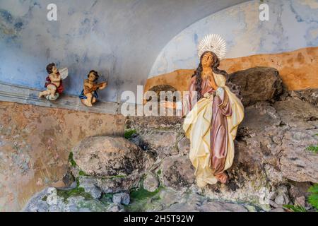 BRAGA, PORTUGAL - 16. OKTOBER 2017: Heilige Höhle am Heiligtum Bom Jesus do Monte in der Nähe von Braga, Portugal Stockfoto