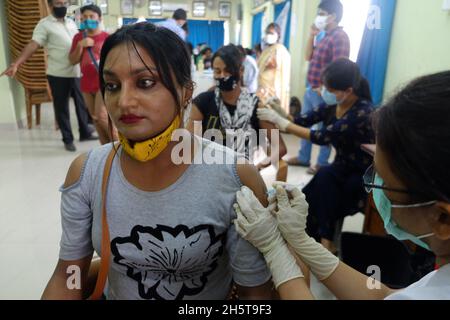 28. Juni 2021, Kalkutta, Westbengalen, Indien: Transgender erhalten die erste Dosis des Covid-19-Impfstoffs. (Bild: © Satyajit Shaw/Pacific Press via ZUMA Press Wire) Stockfoto