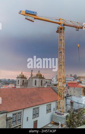 PORTO, PORTUGAL - 16. OKTOBER 2017: Baukran im Zentrum von Porto, Portugal. Stockfoto