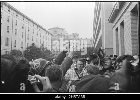 Ein junger Mann mit Helm und Friedenszeichen verbrennt seinen Entwurf bei einer Demonstration gegen den Entwurf im Hauptquartier des Selective Service Systems, Washington, D.C., 3/19/1970. (Foto von Marion S. Trikosko/US News & World Report Magazine Collection) Stockfoto