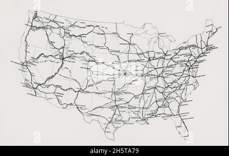 Der unveränderliche Charakter der Lage von Teilen der Pionierstraßen wird durch den Vergleich mit der Position des interregionalen Autobahnsystems, das heute als das Nationale System der Interstate Highways, Washington, DC, 1952 bekannt ist, belegt. (Foto von Bureau of Public Roads) Stockfoto