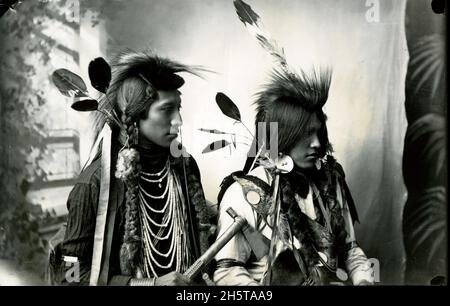 Zwei nicht identifizierte indische Männer, wahrscheinlich Shoshone, Fort Hall Reservation, Pocatello, Idaho, 1897. Foto von Benedicte Wrensted. Stockfoto