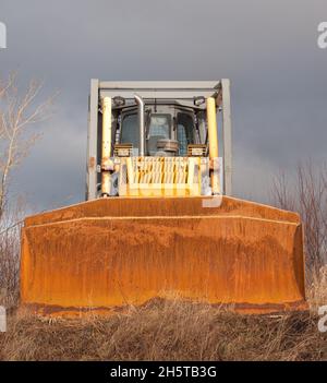 Vertikale Aufnahme des Bulldozers. Vorderansicht. Stockfoto