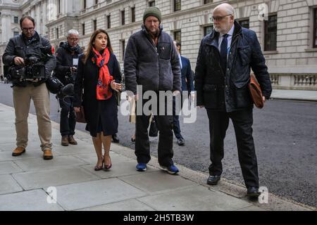 London, Großbritannien. November 2021. Richard Ratcliffe heute, am 19. Tag seines Hungerstreiks vor dem Auswärtigen Amt. Ratcliffe geht zusammen mit seinem Parlamentsabgeordneten Tulip Siddiq und Mitgliedern seines Unterstützerteams und seiner Familie ins Auswärtige Amt, um James geschickt zu treffen. Es heißt, dass er heute ein Treffen mit iranischen Vertretern abgehalten habe, um die Dinge im Fall von Ratcliffes Frau Nazanin Zaghari-Ratcliffe, die noch immer im Iran festgehalten wird, voranzubringen. Kredit: Imageplotter/Alamy Live Nachrichten Stockfoto