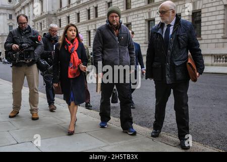 London, Großbritannien. November 2021. Richard Ratcliffe heute, am 19. Tag seines Hungerstreiks vor dem Auswärtigen Amt. Ratcliffe geht zusammen mit seinem Parlamentsabgeordneten Tulip Siddiq und Mitgliedern seines Unterstützerteams und seiner Familie ins Auswärtige Amt, um James geschickt zu treffen. Es heißt, dass er heute ein Treffen mit iranischen Vertretern abgehalten habe, um die Dinge im Fall von Ratcliffes Frau Nazanin Zaghari-Ratcliffe, die noch immer im Iran festgehalten wird, voranzubringen. Kredit: Imageplotter/Alamy Live Nachrichten Stockfoto