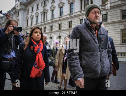 London, Großbritannien. November 2021. Richard Ratcliffe hat seine Augen für einen kurzen Moment geschlossen, als er hereinkommt. Ratcliffe heute, am 19. Tag seines Hungerstreiks vor dem Auswärtigen Amt. Ratcliffe geht zusammen mit seinem Parlamentsabgeordneten Tulip Siddiq und Mitgliedern seines Unterstützerteams und seiner Familie ins Auswärtige Amt, um James geschickt zu treffen. Es heißt, dass er heute ein Treffen mit iranischen Vertretern abgehalten habe, um die Dinge im Fall von Ratcliffes Frau Nazanin Zaghari-Ratcliffe, die noch immer im Iran festgehalten wird, voranzubringen. Kredit: Imageplotter/Alamy Live Nachrichten Stockfoto